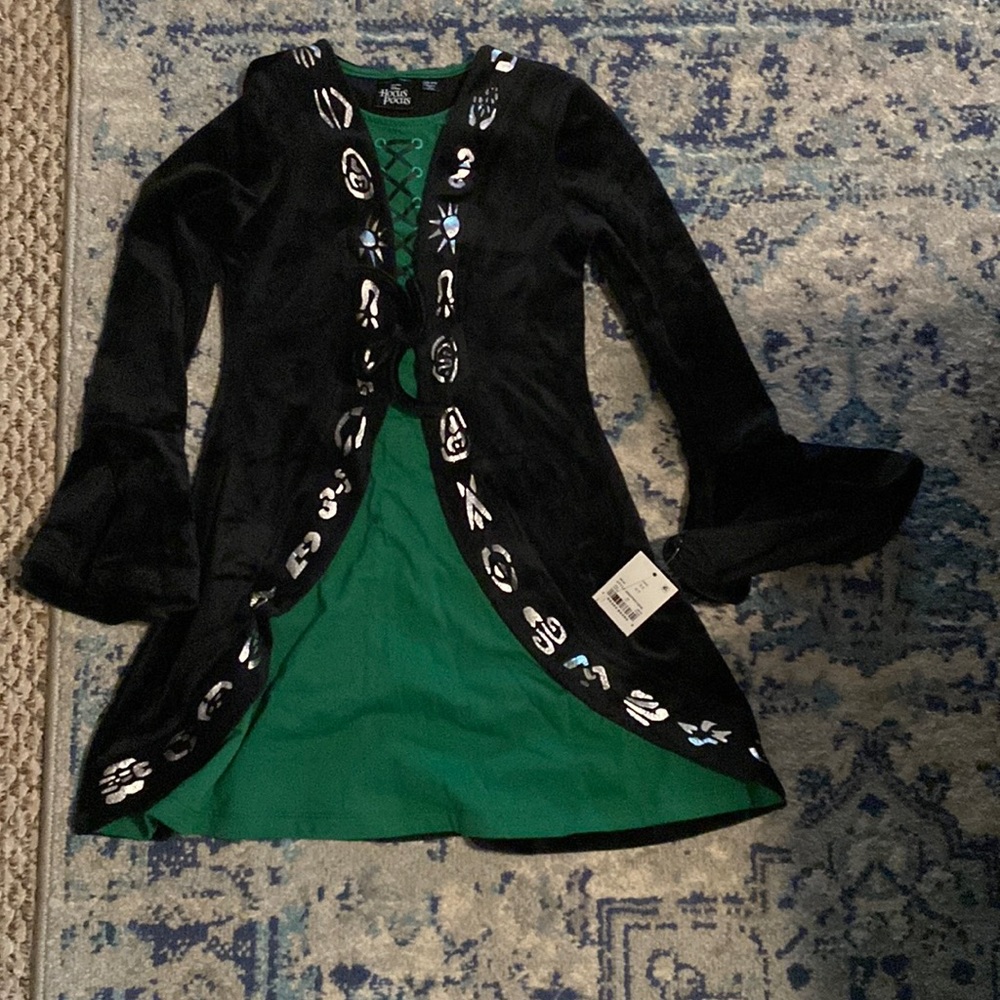 Girls size XS hocus pocus Disney Winifred Halloween costume. Brand new.